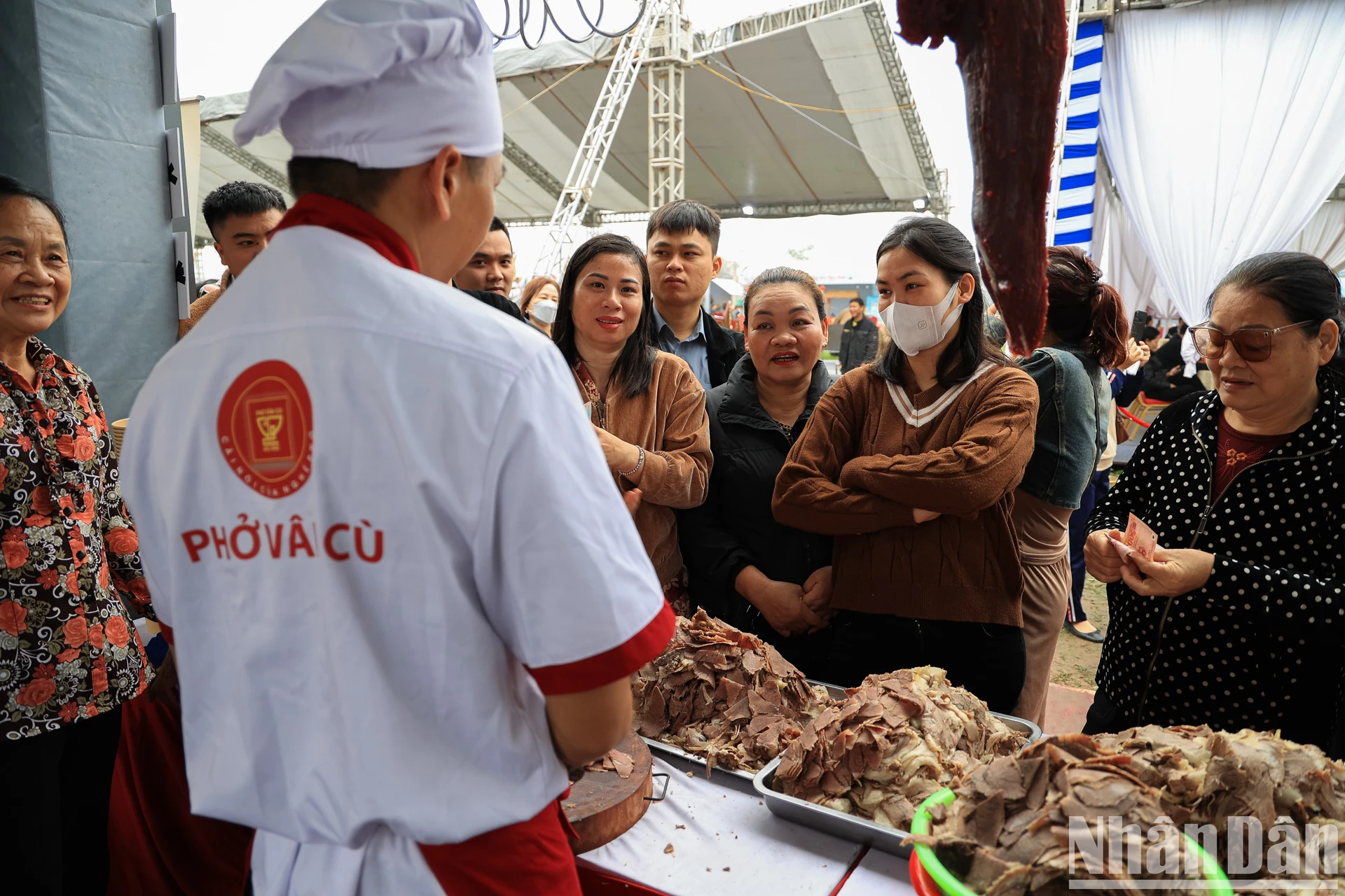 [Ảnh] Người dân xếp hàng mua phở tại Festival Phở 2024 ảnh 6