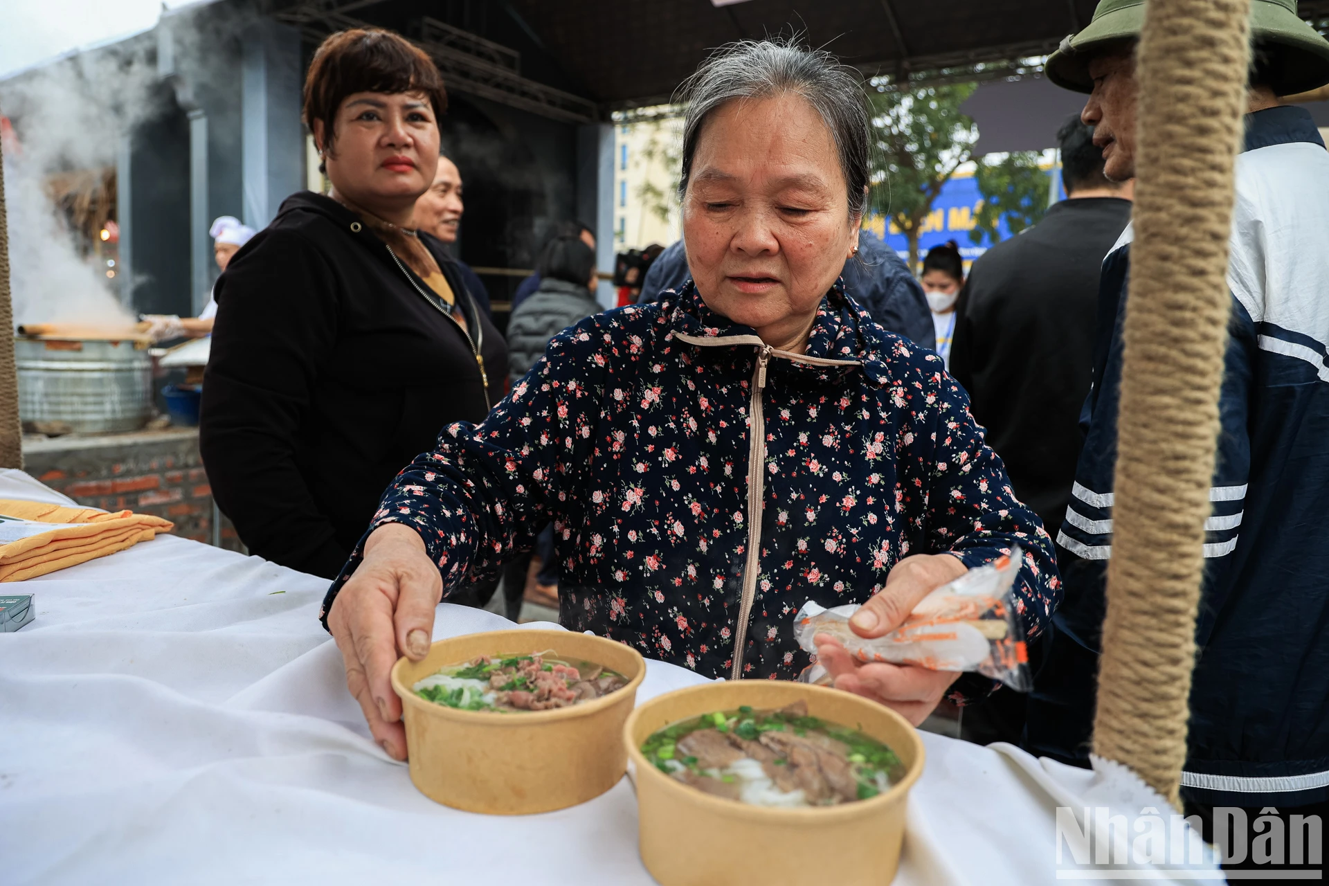 [Ảnh] Người dân xếp hàng mua phở tại Festival Phở 2024 ảnh 8