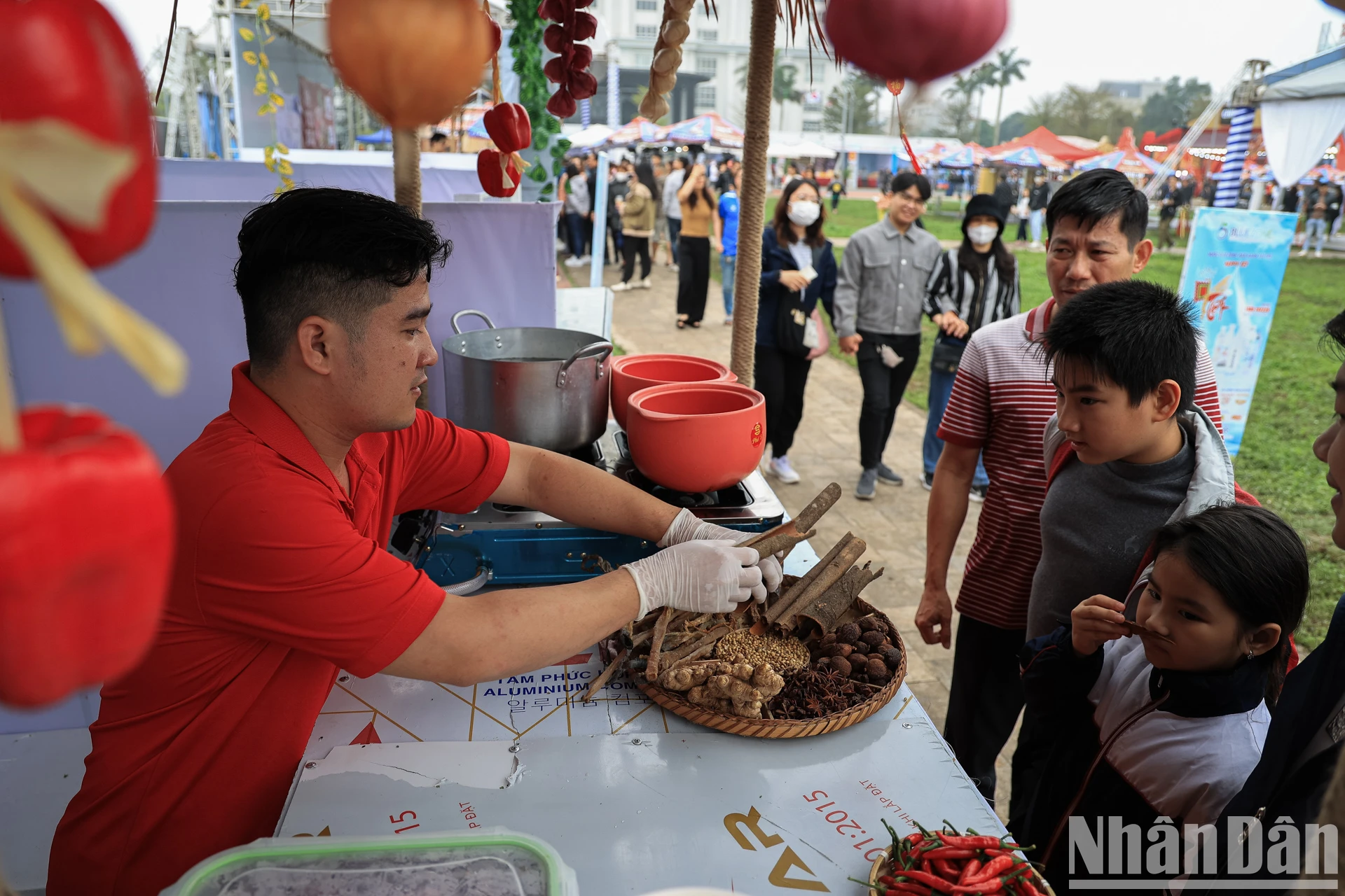 [Ảnh] Người dân xếp hàng mua phở tại Festival Phở 2024 ảnh 9