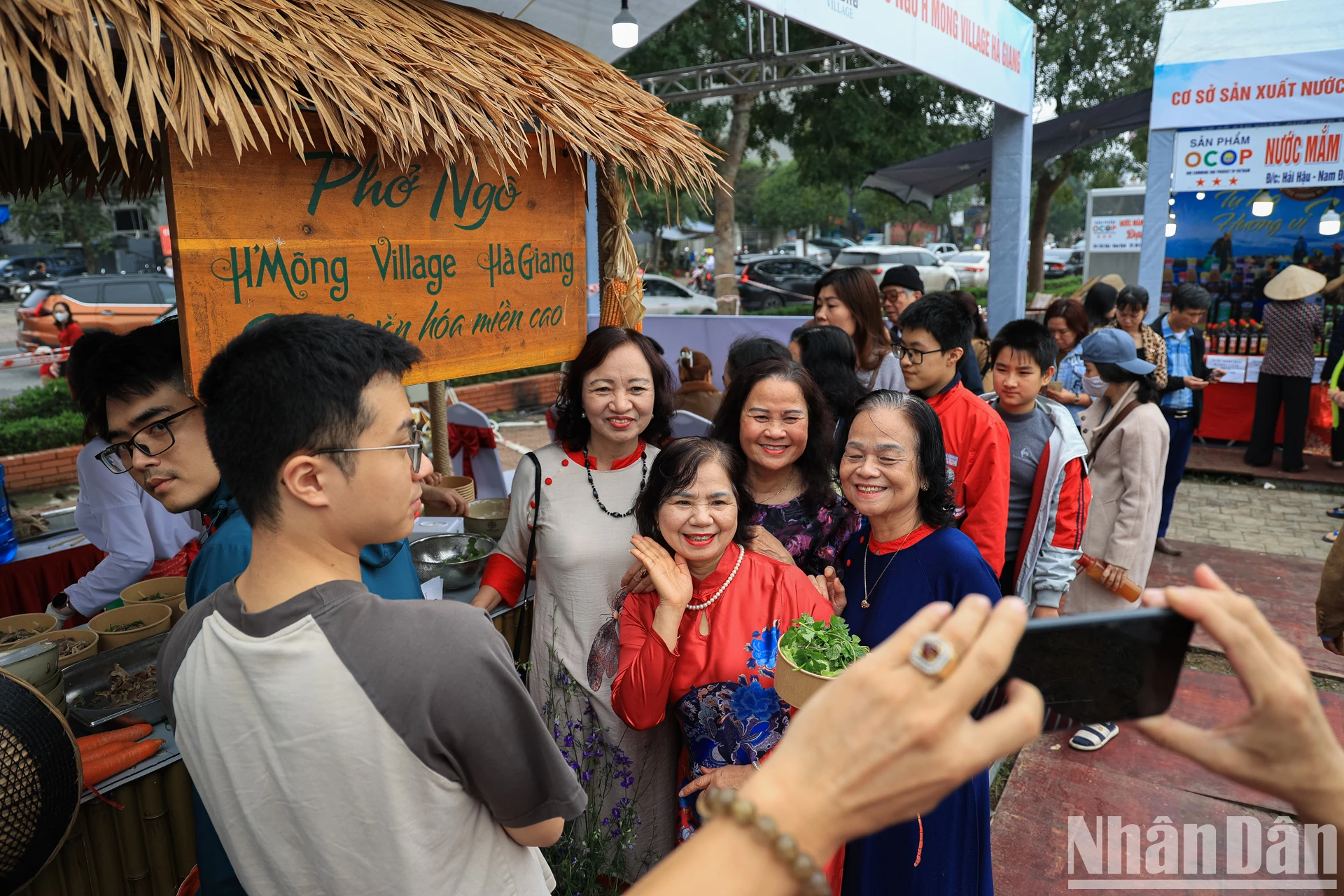 [Ảnh] Người dân xếp hàng mua phở tại Festival Phở 2024 ảnh 11