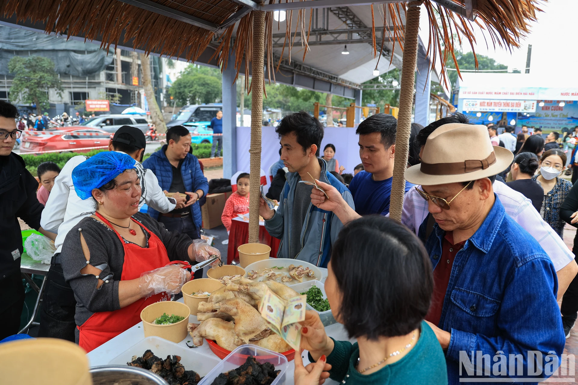 [Ảnh] Người dân xếp hàng mua phở tại Festival Phở 2024 ảnh 12