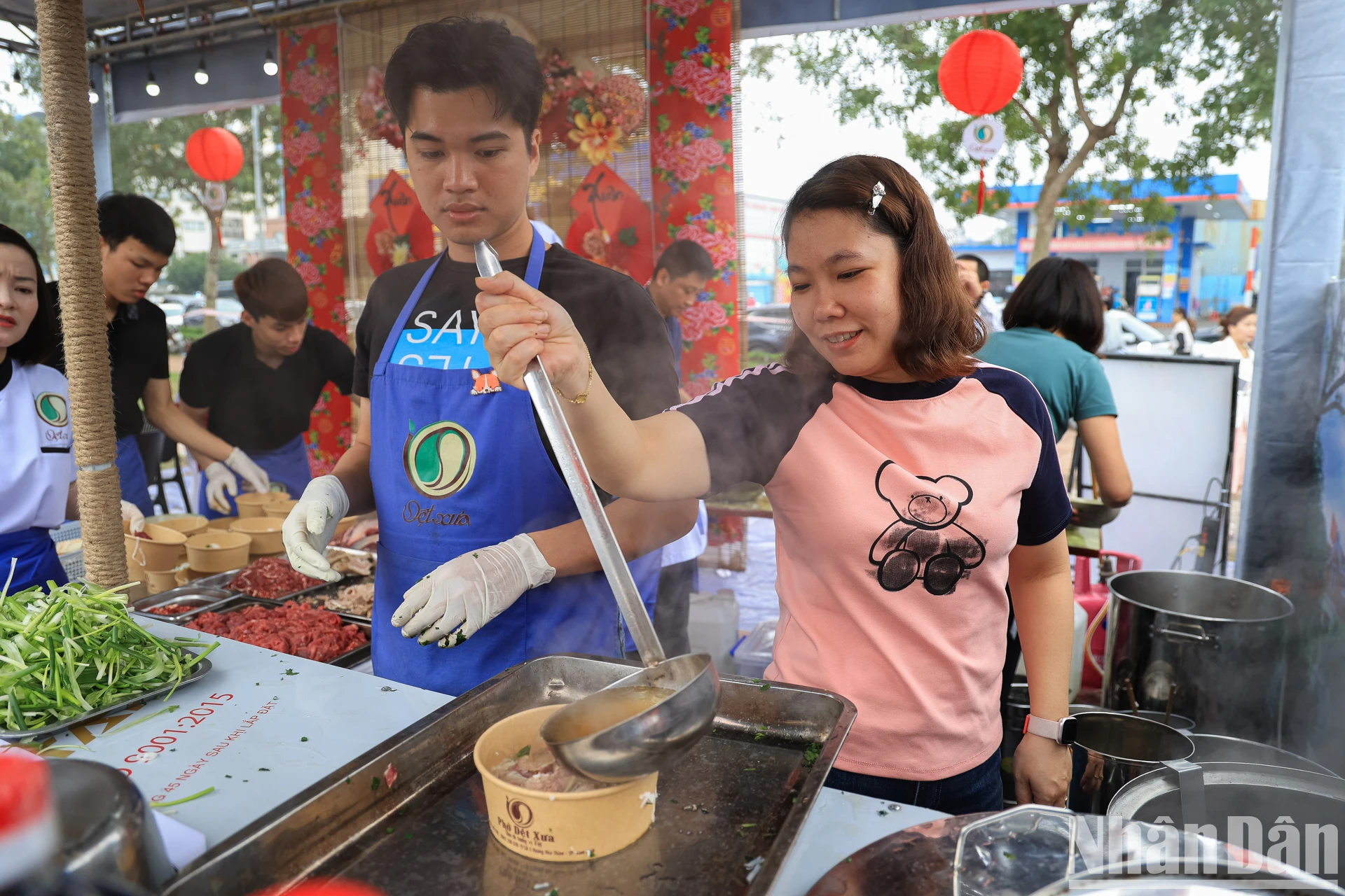 [Ảnh] Người dân xếp hàng mua phở tại Festival Phở 2024 ảnh 13