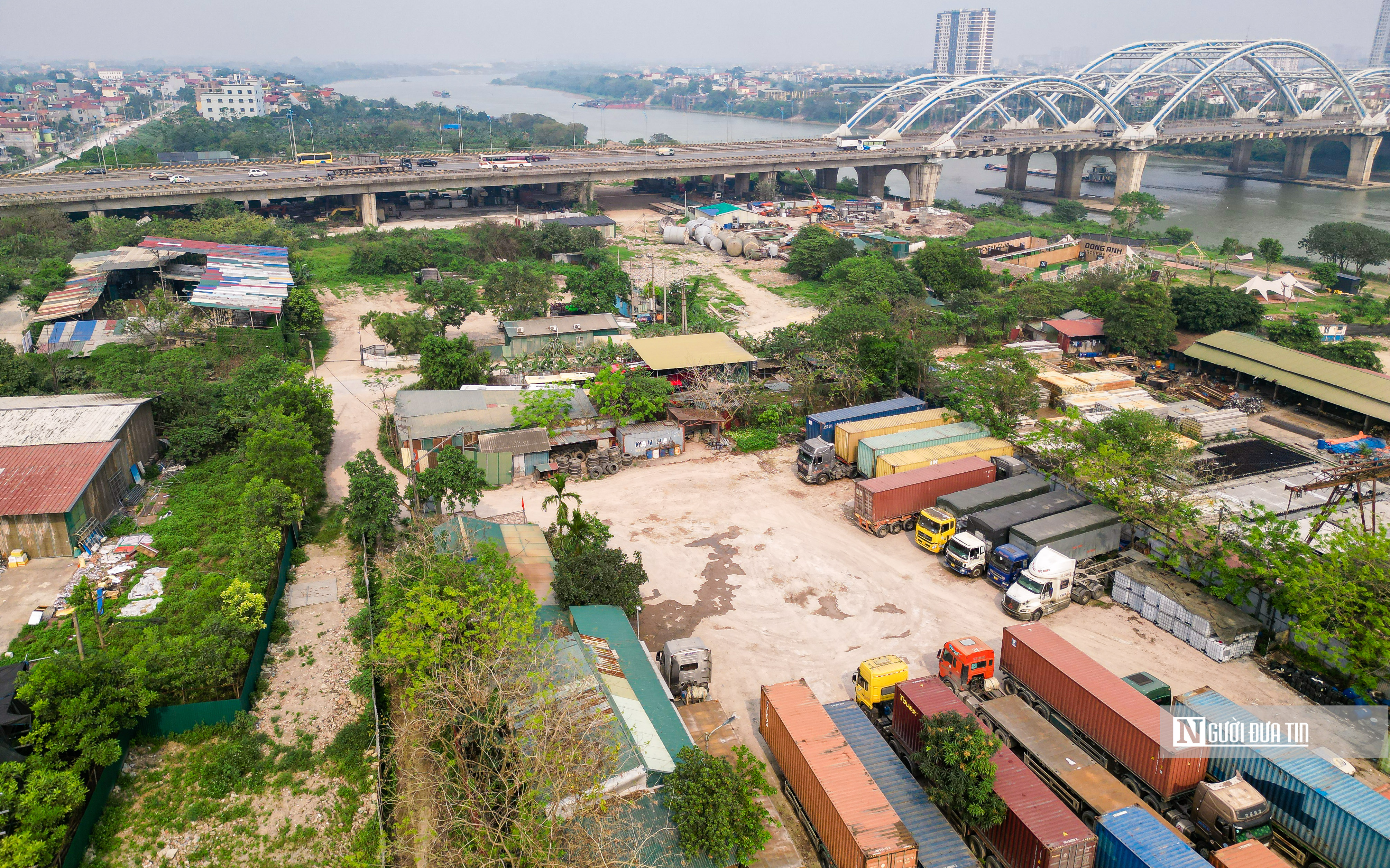 Bất động sản - Hà Nội: Loạt nhà xưởng, bãi xe 'mọc' dưới chân cầu Đông Trù (Hình 3).