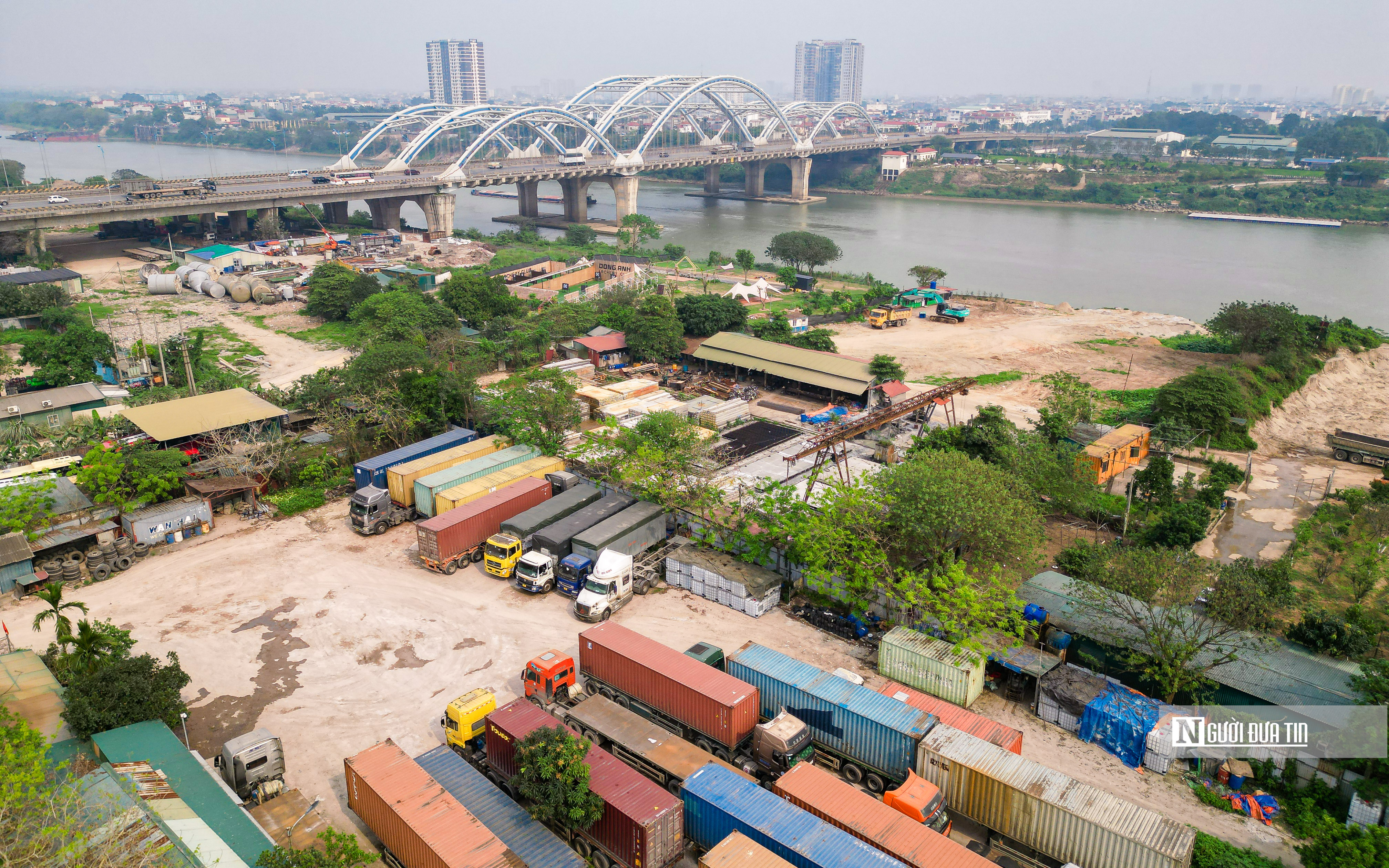 Bất động sản - Hà Nội: Loạt nhà xưởng, bãi xe 'mọc' dưới chân cầu Đông Trù (Hình 4).