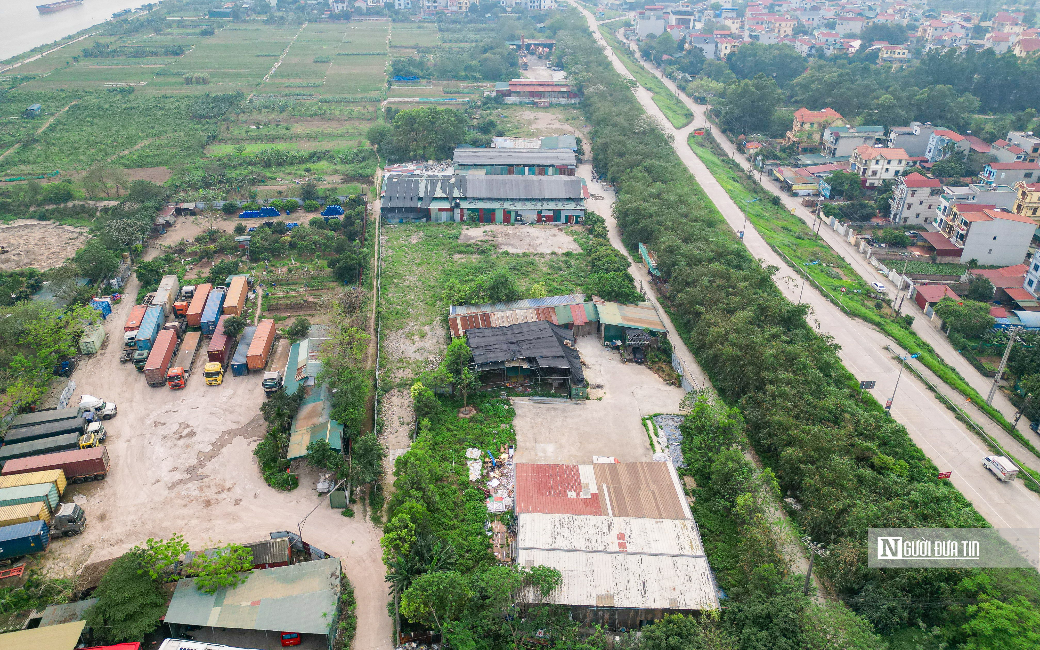 Bất động sản - Hà Nội: Loạt nhà xưởng, bãi xe 'mọc' dưới chân cầu Đông Trù (Hình 5).