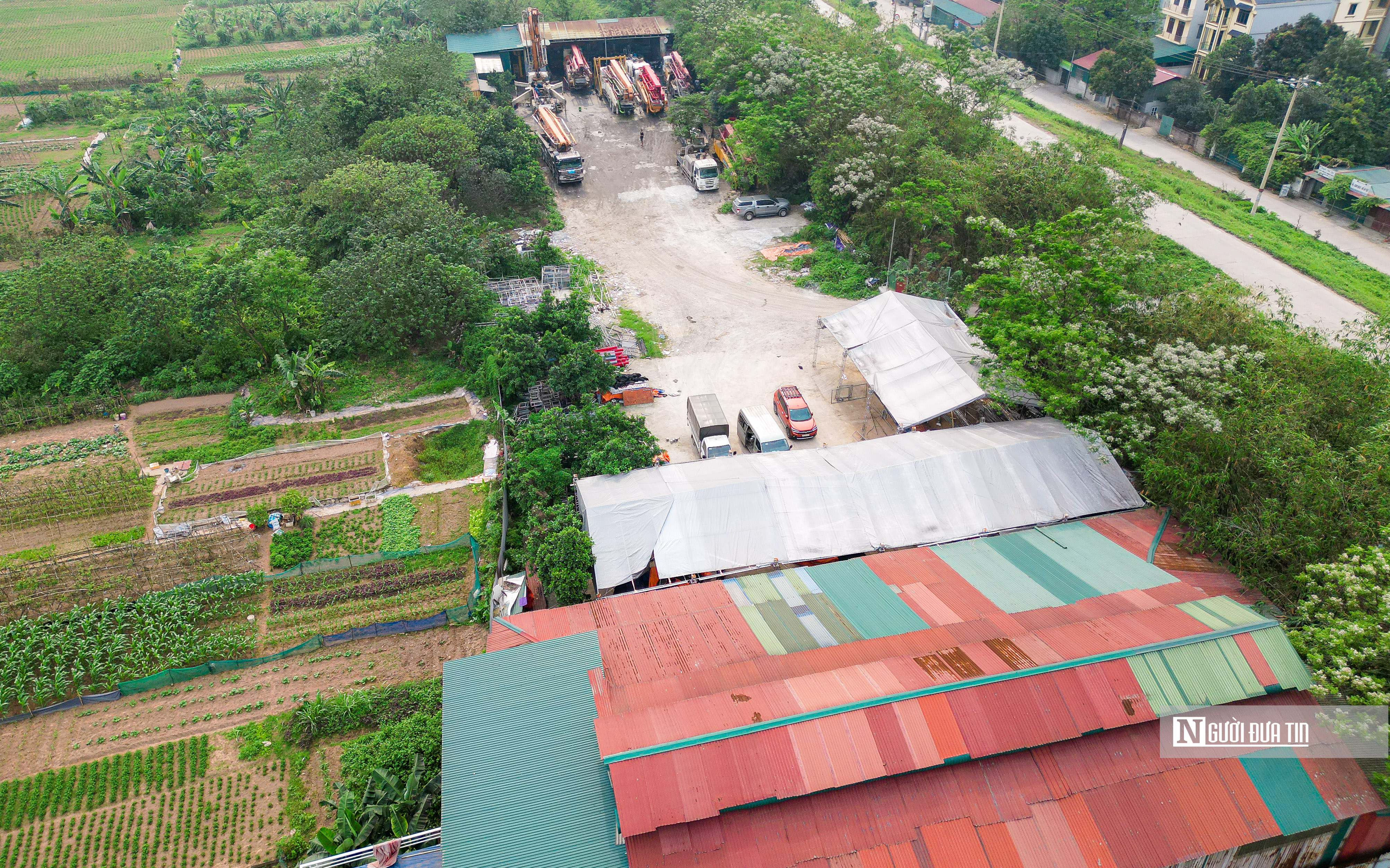 Bất động sản - Hà Nội: Loạt nhà xưởng, bãi xe 'mọc' dưới chân cầu Đông Trù (Hình 10).