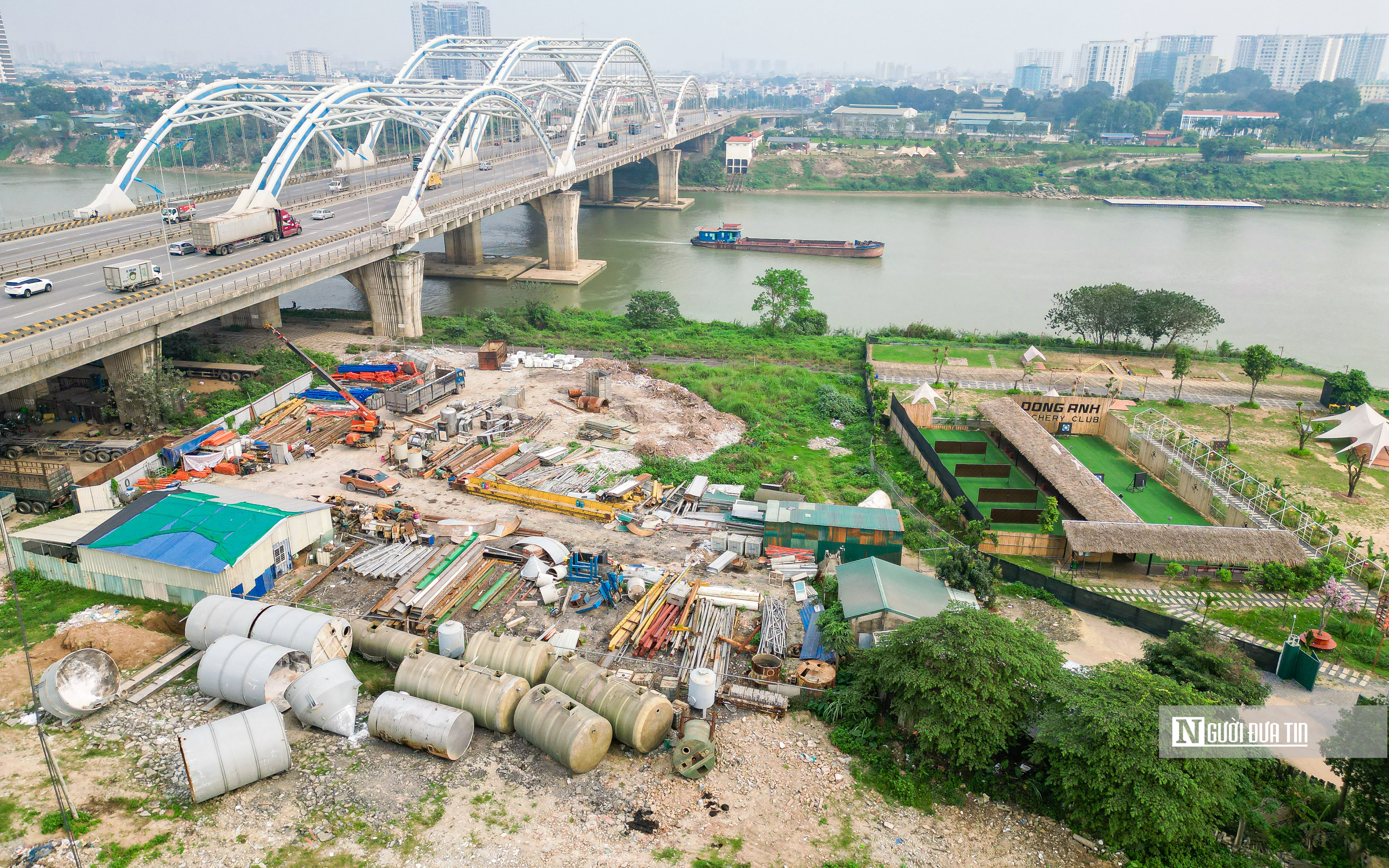 Bất động sản - Hà Nội: Loạt nhà xưởng, bãi xe 'mọc' dưới chân cầu Đông Trù (Hình 15).