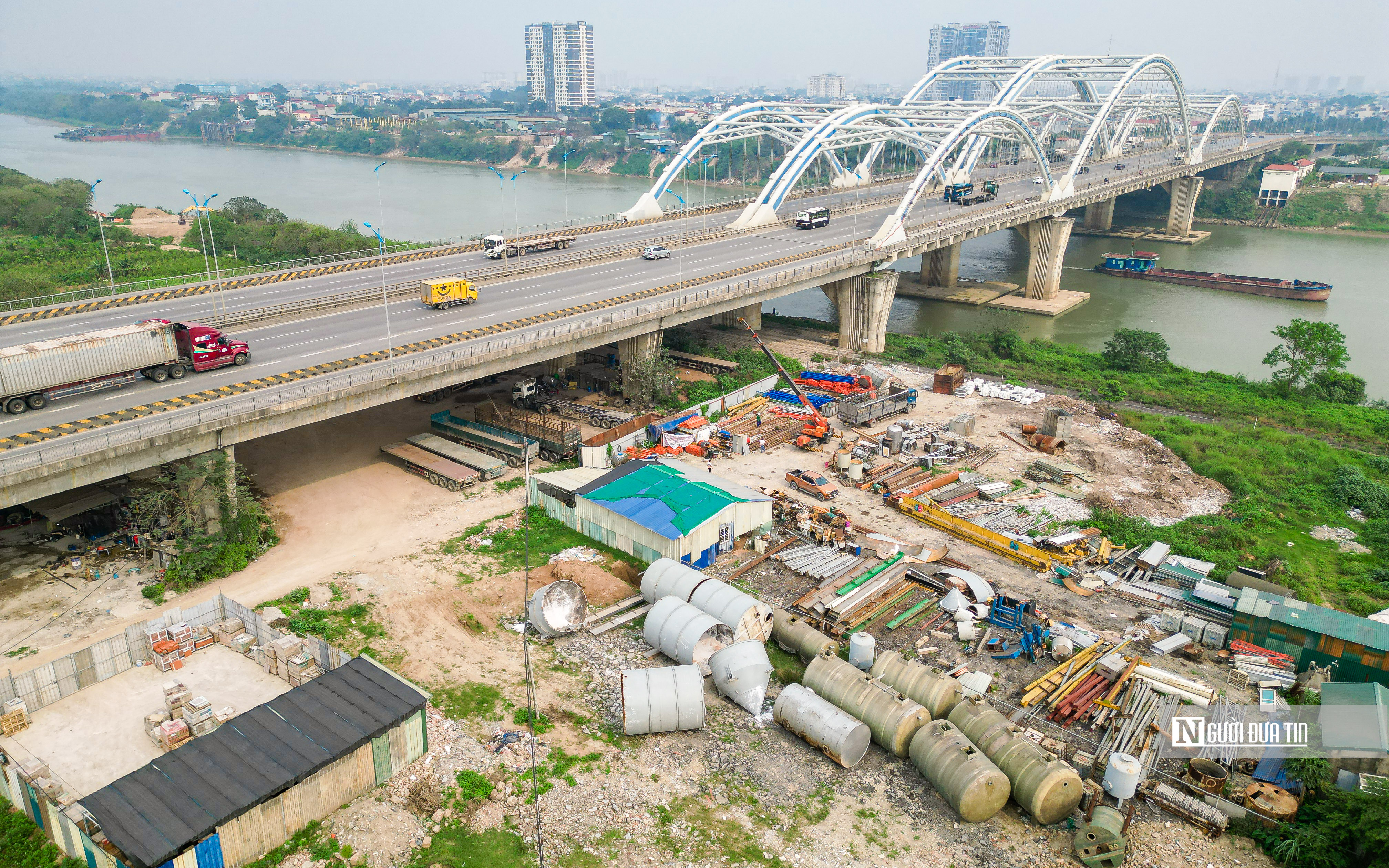 Bất động sản - Hà Nội: Loạt nhà xưởng, bãi xe 'mọc' dưới chân cầu Đông Trù (Hình 16).