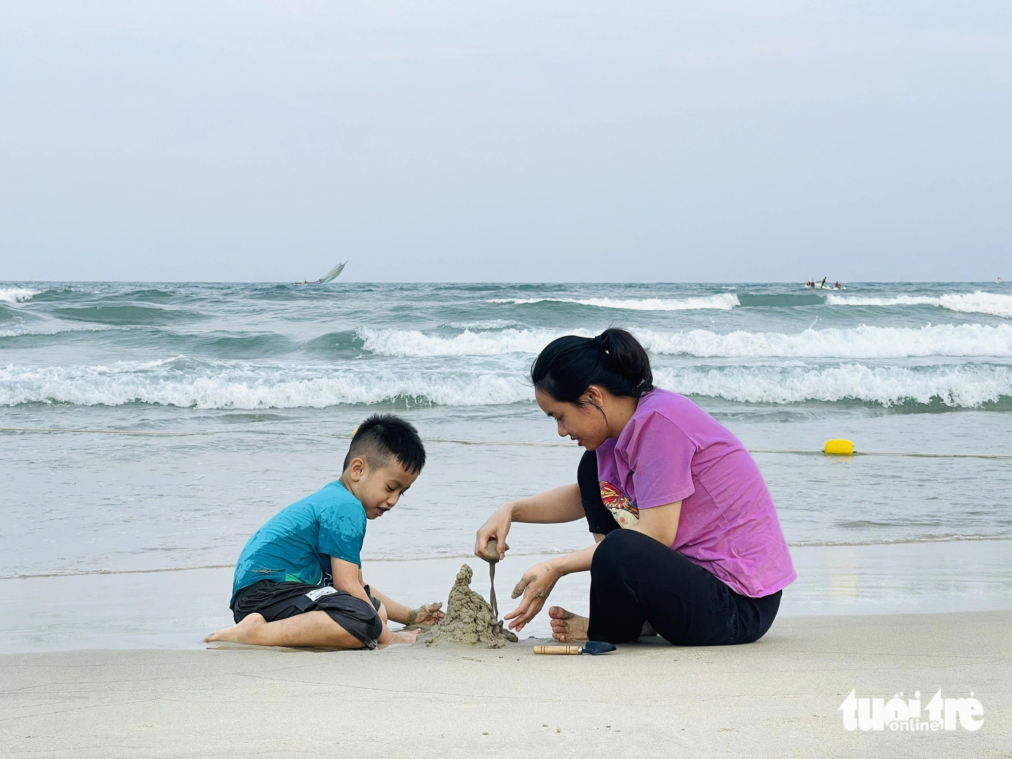 Cùng vui chơi trên bãi biển - Ảnh: PHƯƠNG LINH