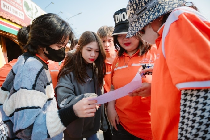 Sinh viên Phổ thông Cao đẳng - FPT Polytechnic tham gia thử thách giải mã mật thư trong chuyến trải nghiệm Bee Conquer Glory 2024. Ảnh: Phổ thông Cao đẳng - FPT Polytechnic