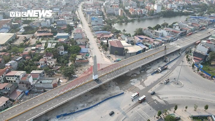 Nút giao thông dưới cầu bằng đảo xuyến có 4 nhánh đường gom 2 bên cầu vượt và các đường đi nút Nam cầu Bính, đường Tôn Đức Thắng, đường nối Vành đai 2 (theo quy hoạch) và đường Máng Nước kết nối vào, ra đường trung tâm đảo xuyến. Đường nhánh hai bên nút giao với với mặt cắt ngang mỗi bên rộng 9,5m, gồm mặt đường rộng 7,5m, vỉa hè rộng 2m sau đó vuốt dần kết nối về đường hiện trạng.