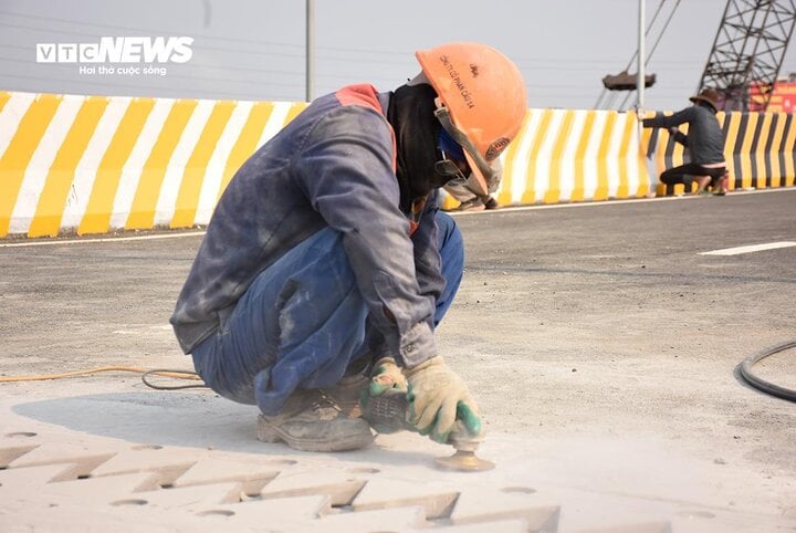 Dự kiến dự án sẽ hoàn thành vào tháng 7/2024 sau 18 tháng thi công. Tuy nhiên theo chỉ đạo của UBND TP Hải Phòng, nhà thầu thi công sẽ phấn đấu cơ bản hoàn thành và thông xe kỹ thuật trong tháng 5/2024. Những ngày này, các công nhân đang chạy đua với thời gian, "thi gan" cùng nắng nóng để hoàn thành dự án trước tiến độ.