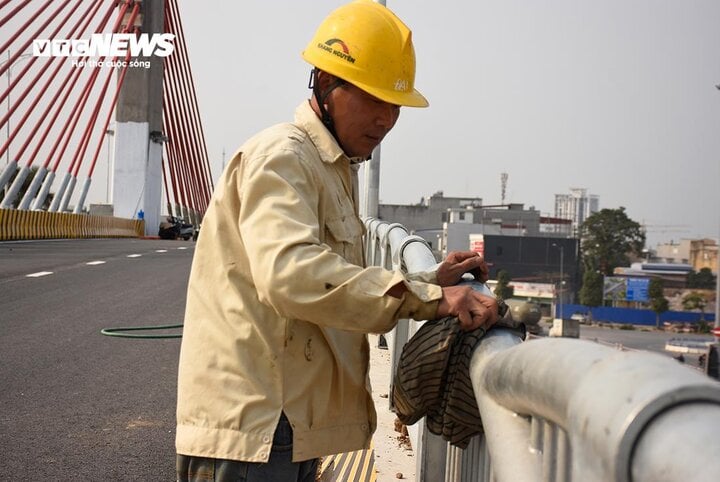 Anh Nguyễn Văn Đại (quê Hải Dương) cho biết, bất kể thời tiết nắng, mưa, ngày hay đêm, anh và các đồng nghiệp vẫn đảm bảo công việc của mình, hy vọng khu vực này sẽ sớm không còn cảnh ùn tắc, người dân đi lại dễ dàng hơn.