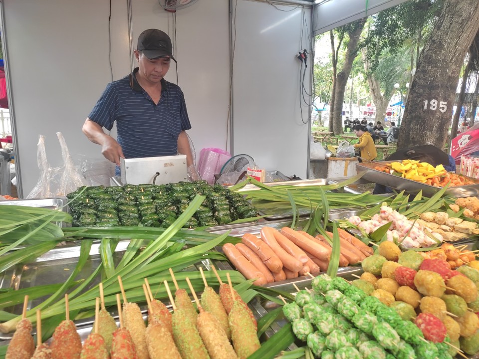 Thu hút đông đảo du khách trước giờ khai mạc - Ảnh 2