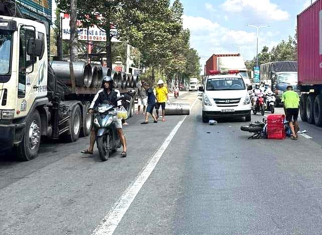 Cuộn thép trên xe đầu kéo bất ngờ rơi xuống đường gây tai nạn ảnh 2