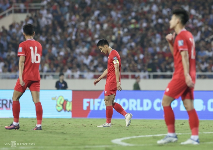 Cầu thủ Việt Nam thất vọng ở trận thua Indonesia 0-3, thuộc lượt bốn bảng F vòng loại hai World Cup 2026, hôm 26/3. Ảnh: Hiếu Lương