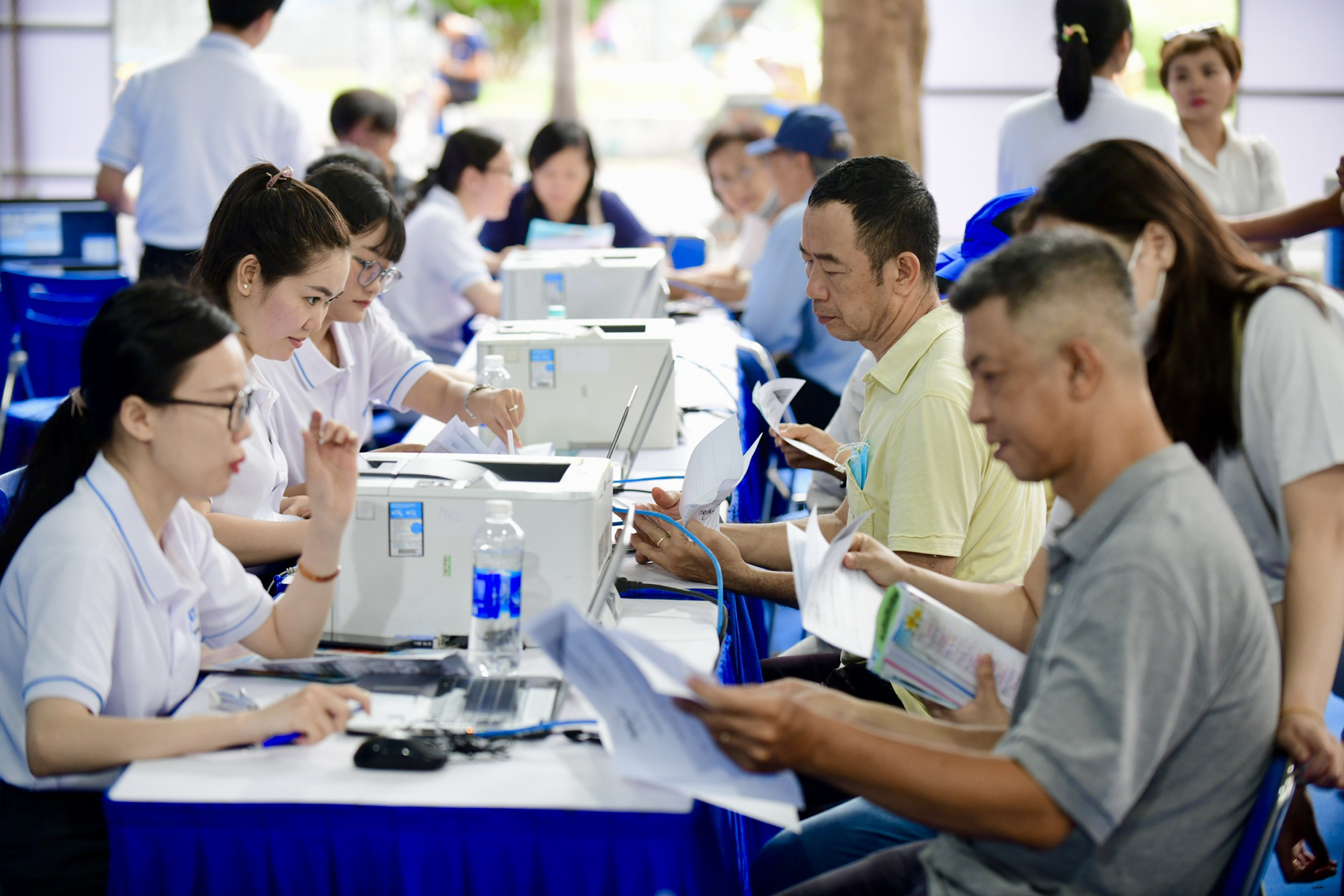 Nhiều khách hàng đến tìm hiểu và thanh toán ngay tại chỗ các tour du lịch hè khi thấy giá cả không tăng, thậm chí còn nhận được nhiều quà tặng - Ảnh: QUANG ĐỊNH