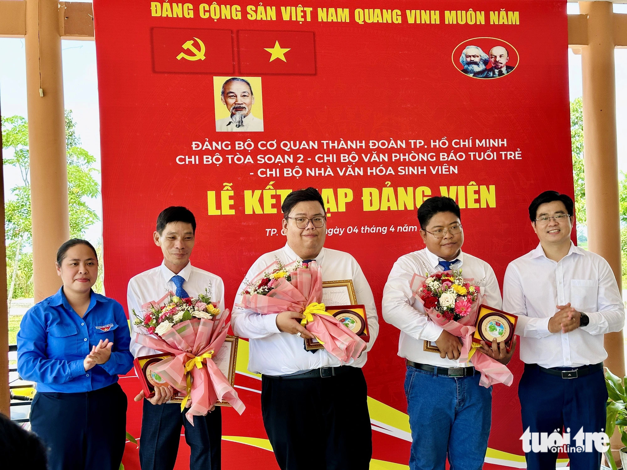 Đảng bộ Cơ quan Thành Đoàn và các chi bộ tổ chức lễ kết nạp cho 3 quần chúng ưu tú tại Khu di tích An Nam Cộng sản Đảng - Ảnh: ĐẶNG TUYẾT