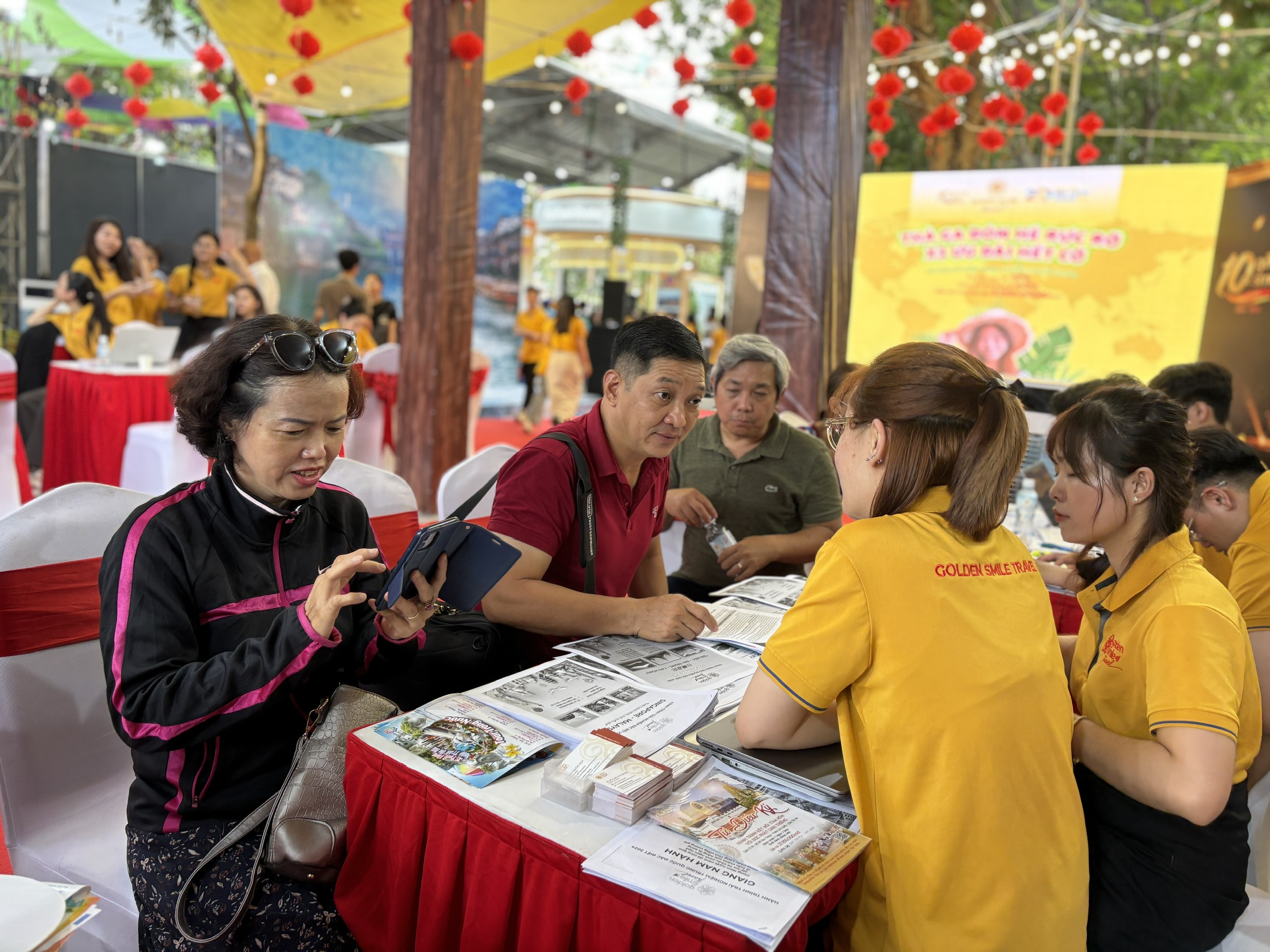 Tấp nập khách 'chốt' tour khi Ngày hội Du lịch TP.HCM vừa bắt đầu- Ảnh 3.