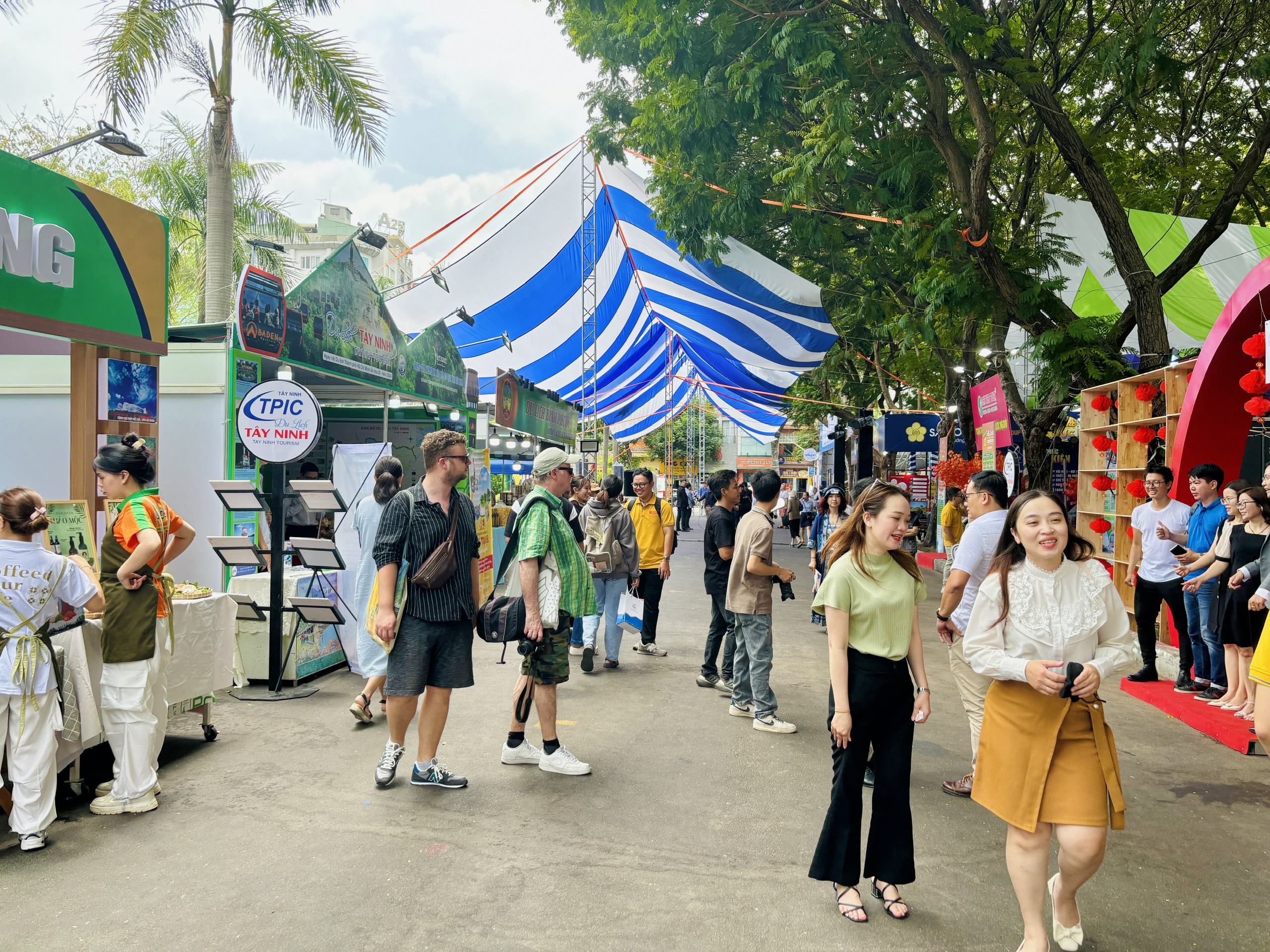 Tấp nập khách 'chốt' tour khi Ngày hội Du lịch TP.HCM vừa bắt đầu- Ảnh 6.