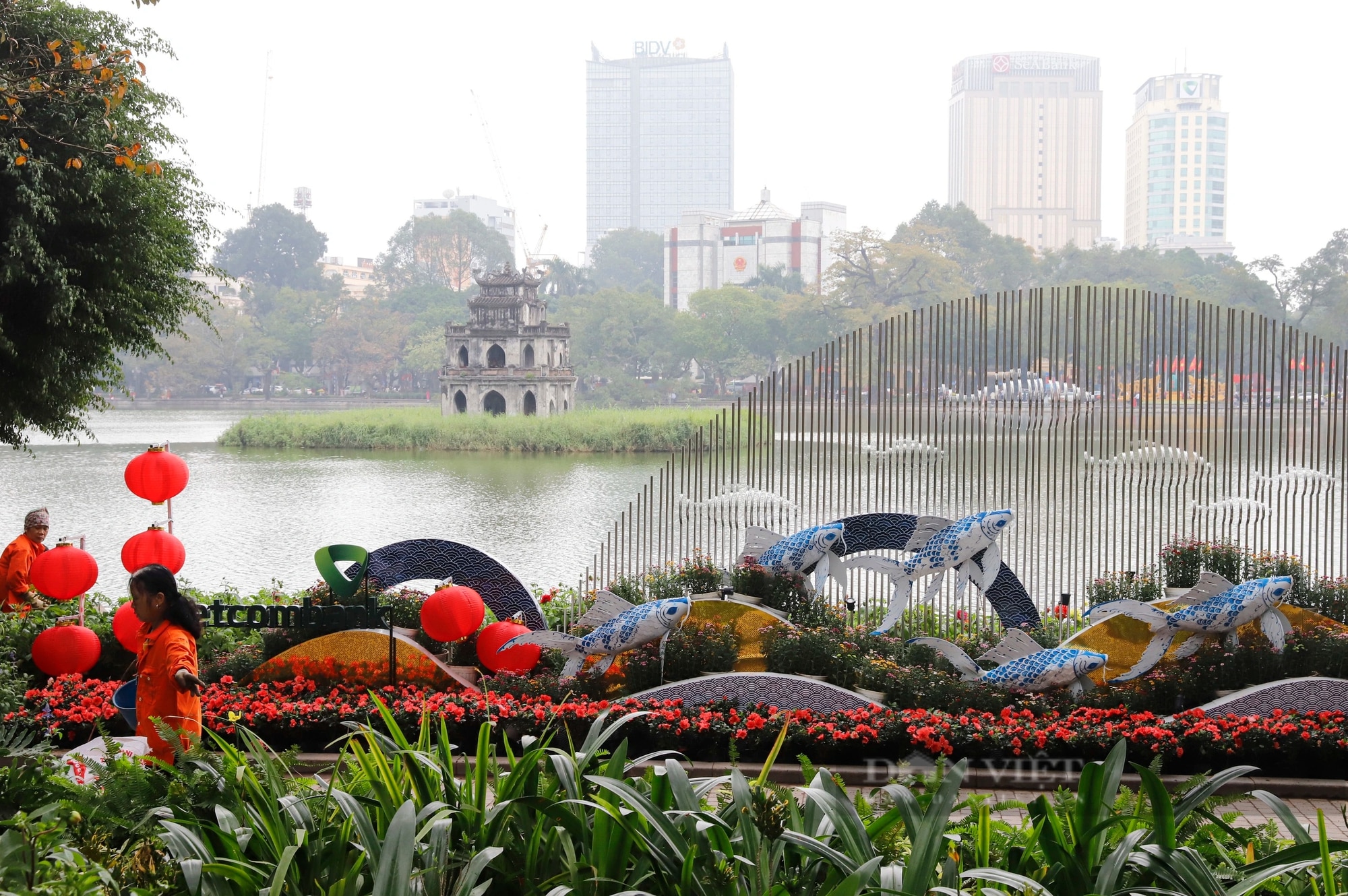 Sắc đào bung nở bên thảm hoa tuyệt đẹp quanh Hồ Gươm - Ảnh 6.