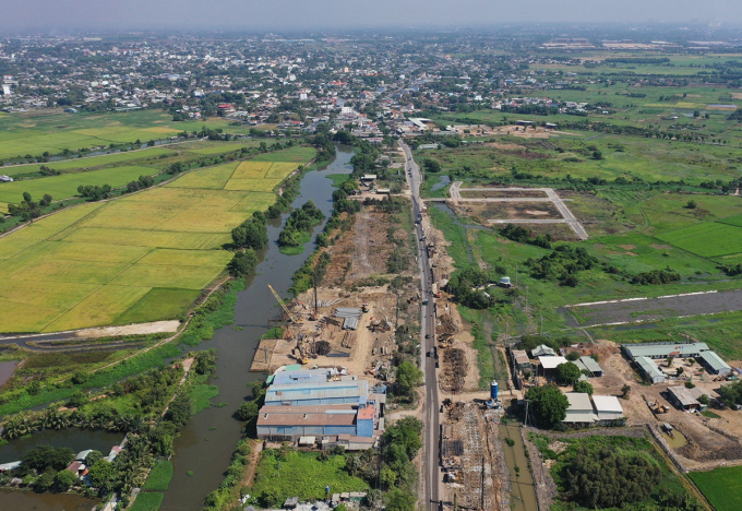 Công trường thi công Vành đai 3, đoạn qua huyện Hóc Môn, tháng 3/2024. Ảnh: Thanh Tùng