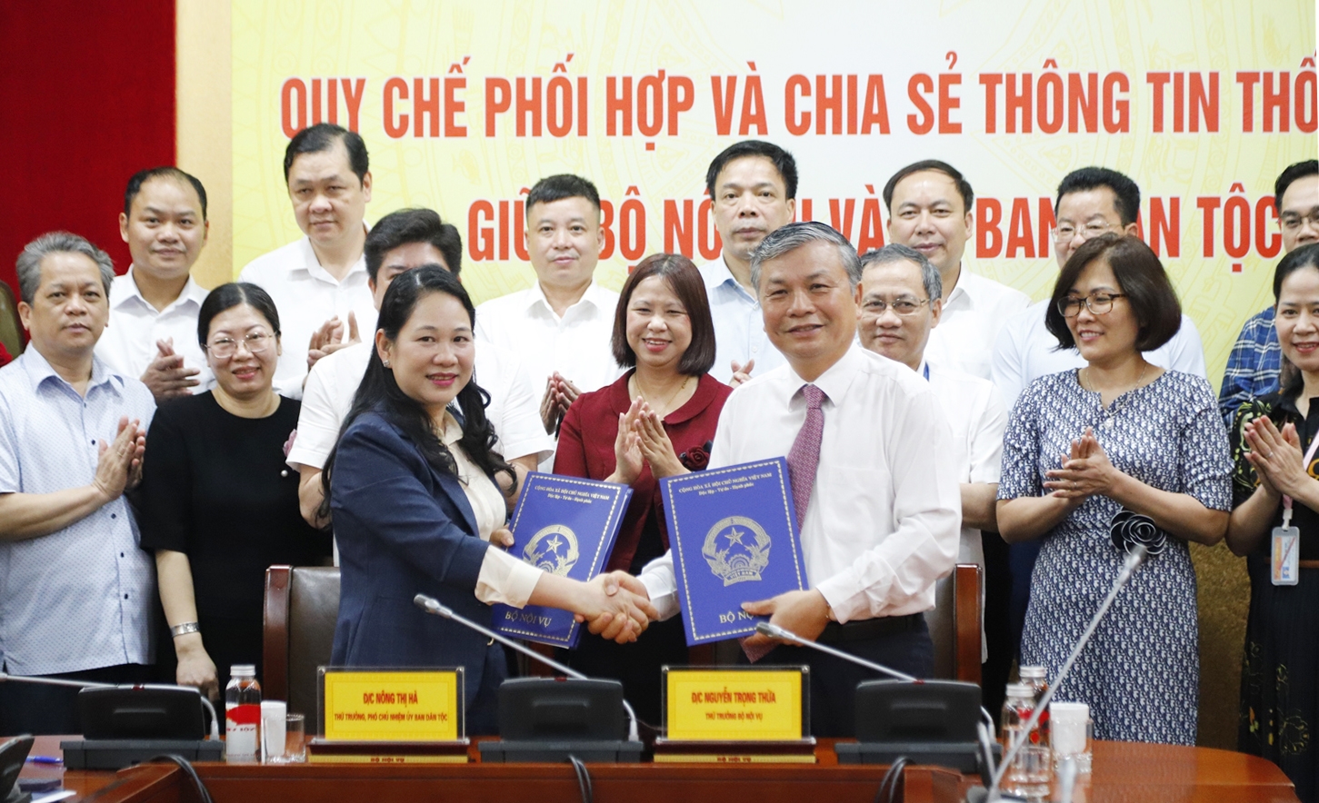 Thứ trưởng, Phó Chủ nhiệm Ủy ban Dân tộc Nông Thị Hà và Thứ trưởng Bộ Nội vụ Nguyễn Trọng Thừa ký Quy chế phối hợp và chia sẻ thông tin