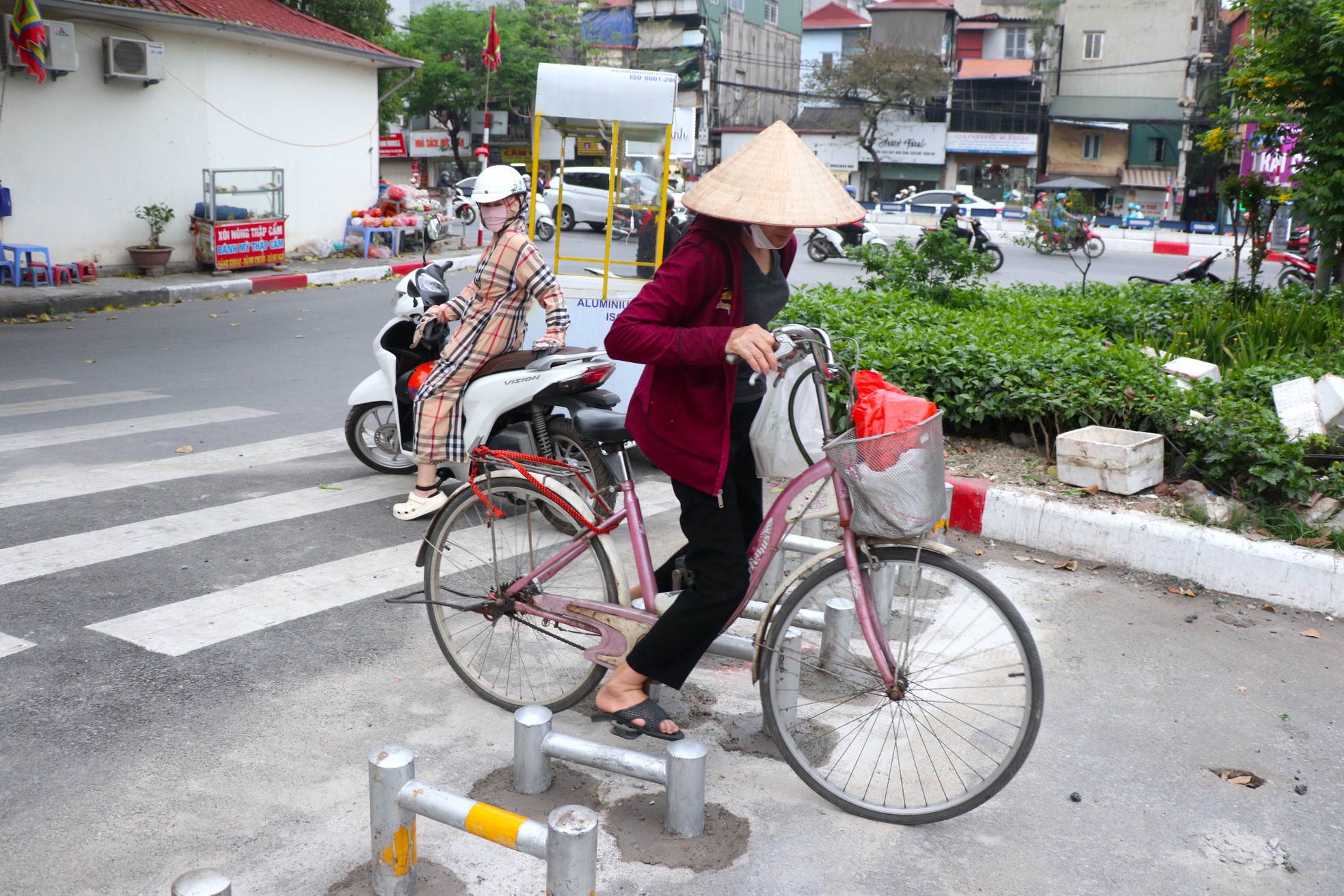 Hà Nội thay mới hàng loạt rào chắn trên đường dành riêng cho xe đạp ảnh 3