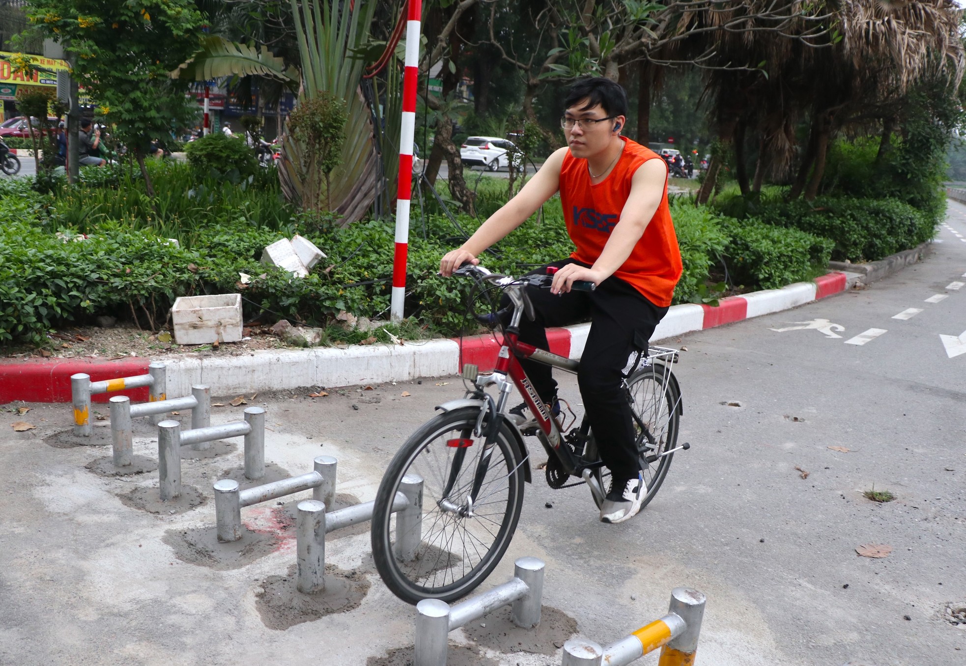 Hà Nội thay mới hàng loạt rào chắn trên đường dành riêng cho xe đạp ảnh 4