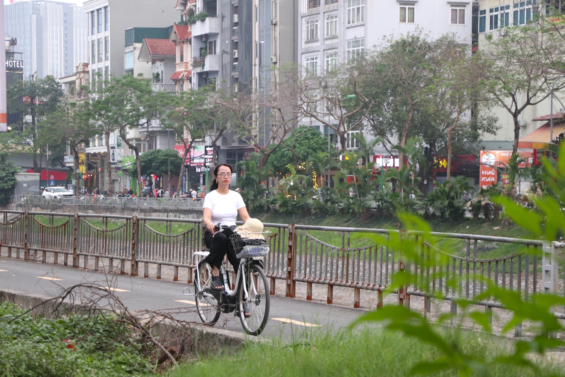 Hà Nội thay mới hàng loạt rào chắn trên đường dành riêng cho xe đạp ảnh 9