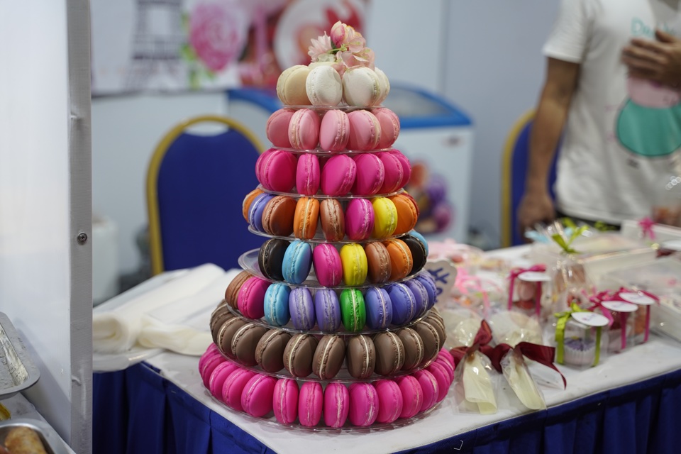 Th&aacute;p b&aacute;nh ngọt Macarons xếp tỉ mỉ.