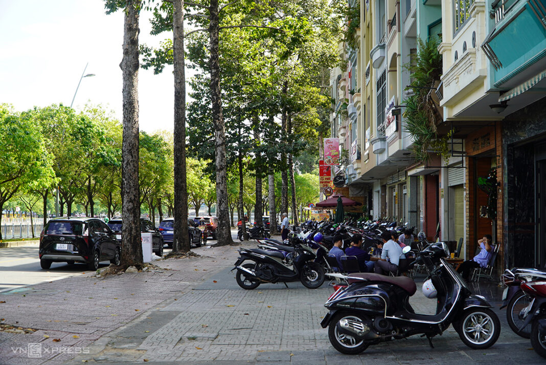 Ba quận ở TP HCM lên danh mục đường 'cho thuê' vỉa hè