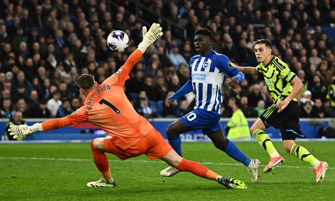 Trossard (phải) trong tình huống ấn định thắng lợi 3-0 cho Arsenal trước Brighton. Ảnh: Reuters