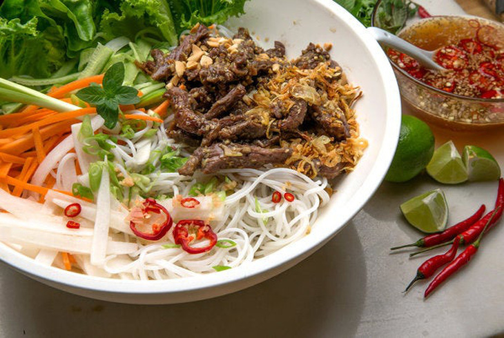 Salad bún thịt bò sả - Ảnh: The New York Times