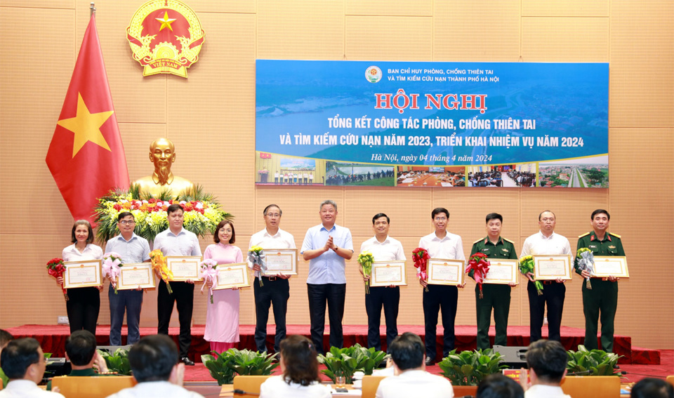 Ph&oacute; Chủ tịch UBND TP Nguyễn Mạnh Quyền trao Bằng khen cho c&aacute;c c&aacute; nh&acirc;n c&oacute; th&agrave;nh t&iacute;ch.