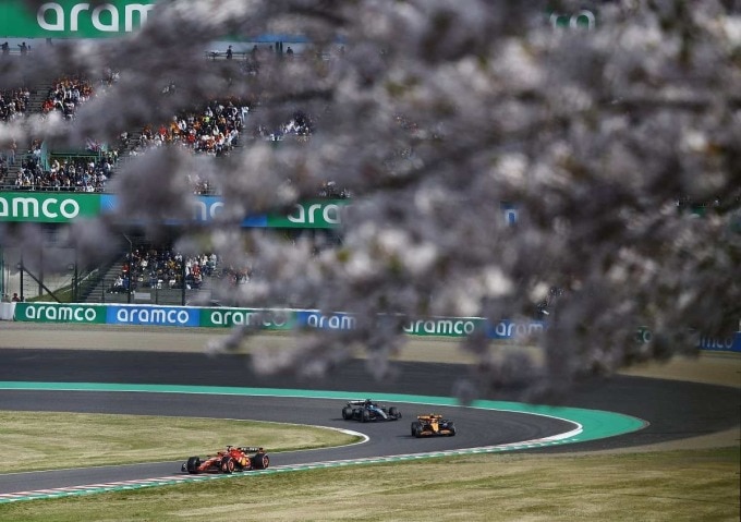 Charles Leclerc chạy trước Lando Norris (McLaren) và George Russell (Mercedes) trên đường đua Suzuka chiều 7/4. Ảnh: Reuters