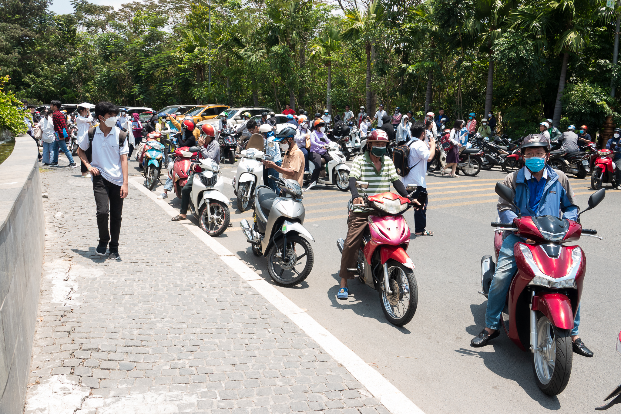 Phụ huynh chờ con dưới nắng, học sinh ngồi xe lăn dự thi đánh giá năng lực- Ảnh 3.