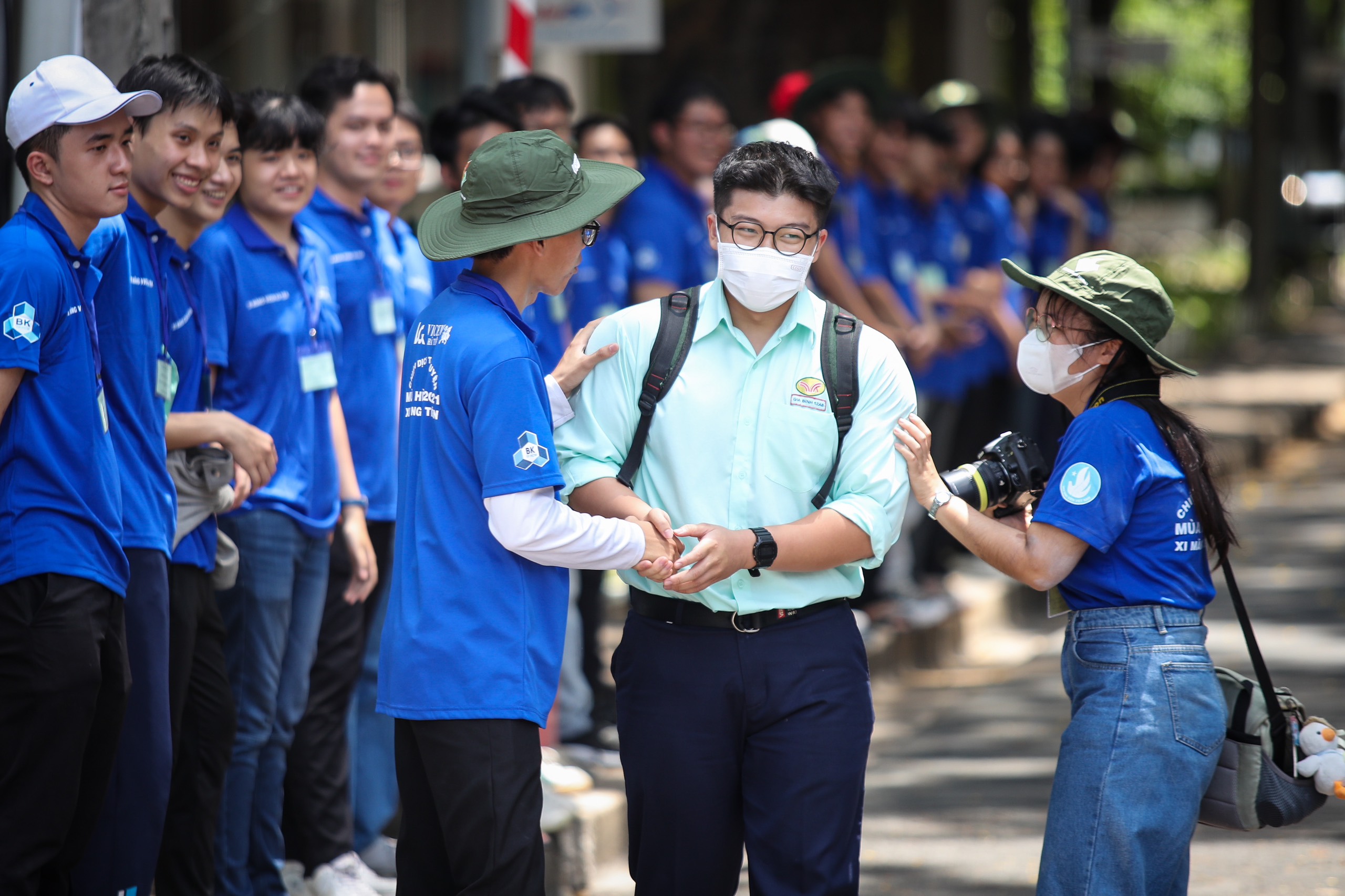 Phụ huynh chờ con dưới nắng, học sinh ngồi xe lăn dự thi đánh giá năng lực- Ảnh 8.