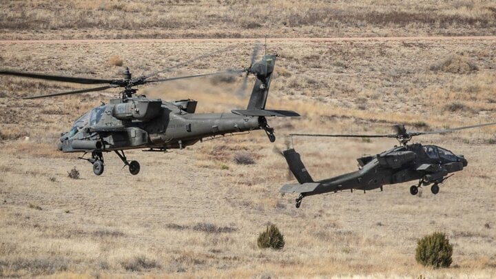 Hai chiếc AH-64 Apache được biên chế cho Lữ đoàn Hàng không Chiến đấu số 4 của Mỹ.