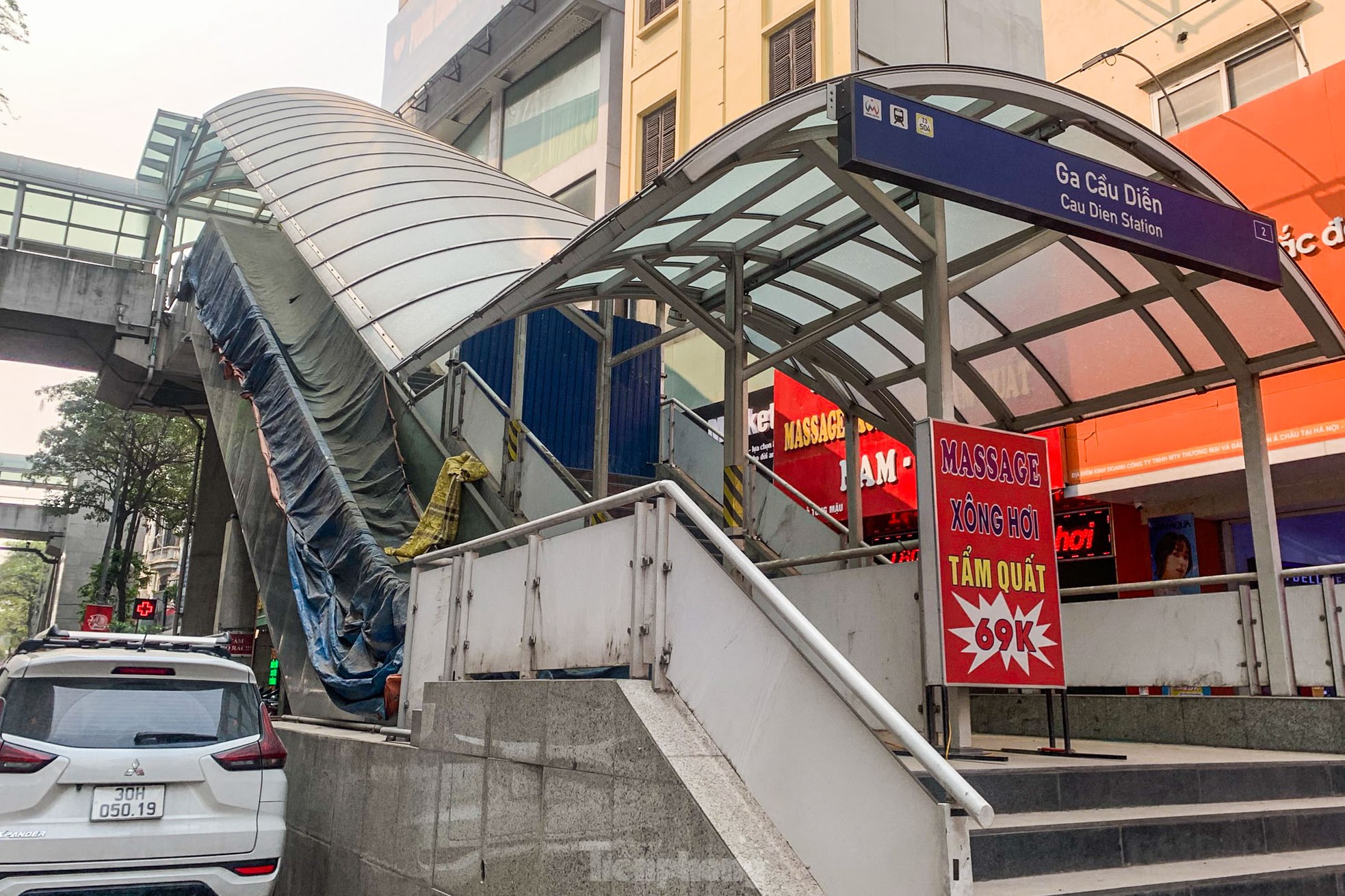 Chuẩn bị đi vào hoạt động, nhà ga tuyến Metro Nhổn - ga Hà Nội vẫn nhếch nhác, ngập rác thải ảnh 16