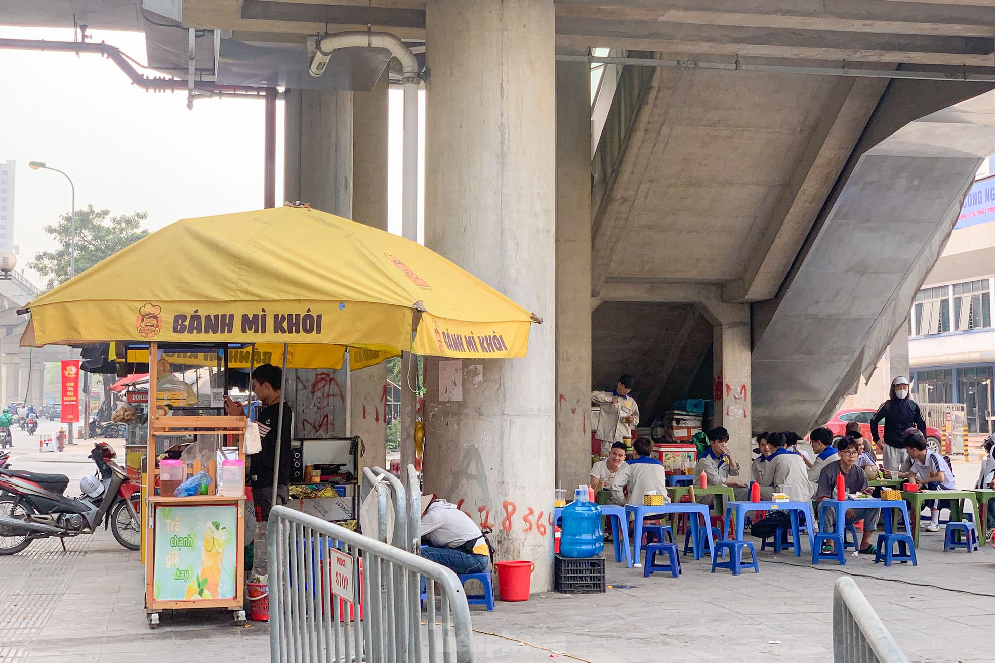 Chuẩn bị đi vào hoạt động, nhà ga tuyến Metro Nhổn - ga Hà Nội vẫn nhếch nhác, ngập rác thải ảnh 20