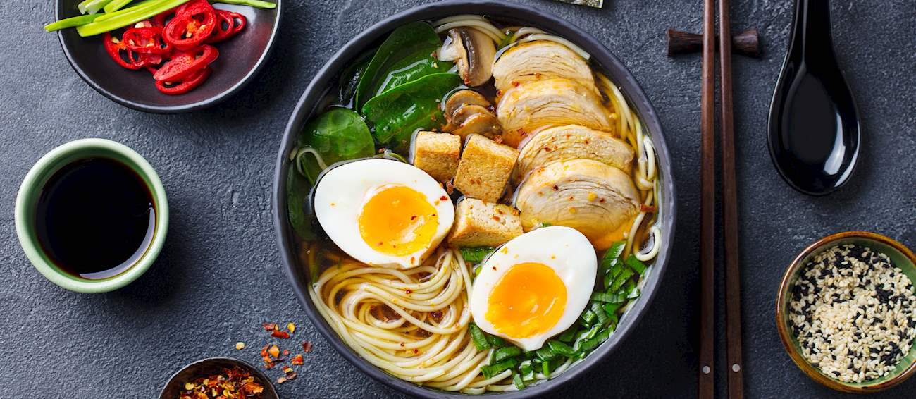 Ramen được nấu chín vừa phải và ăn nhanh khi còn nóng - Ảnh: Tasteatlas