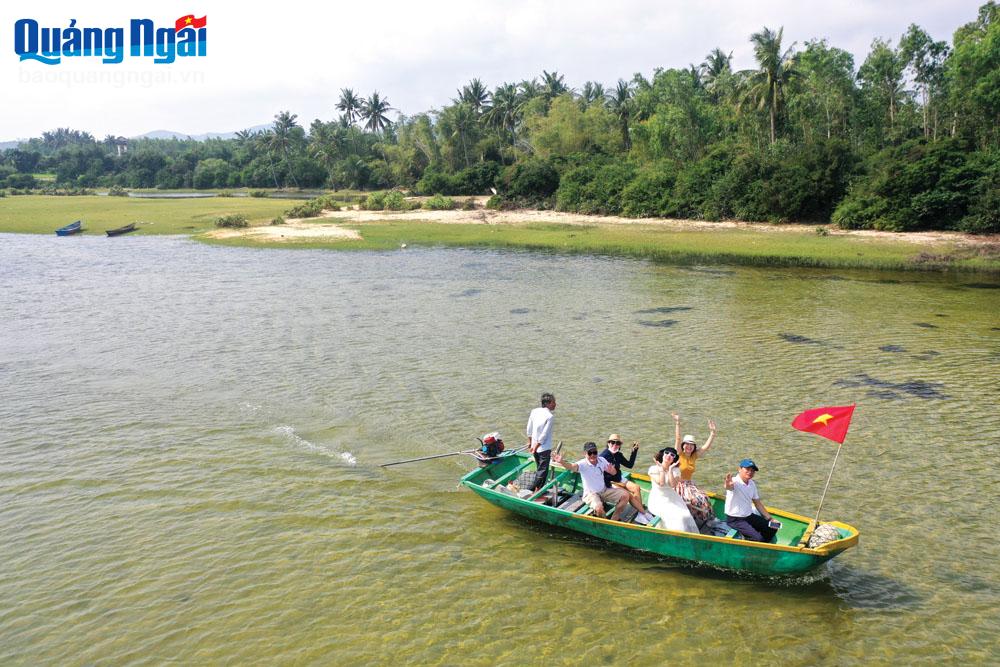 Quảng Ngãi: Đa dạng sản phẩm du lịch - Ảnh 2.