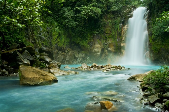 Rừng Monteverde, viên ngọc xanh lục của Costa Rica. Là điểm du lịch sinh thái hàng đầu thế giới, khu rừng này rộng lớn với hệ sinh thái đa dạng, là nơi ẩn mình của hàng ngàn loài thực vật và động vật quý hiếm. Với hơn 2.500 loài thực vật, 100 loài động vật có vú, và 400 loài chim, Rừng quốc gia Monteverde thu hút hơn 70.000 du khách mỗi năm. Monteverde nằm trên cao nguyên cao 1.066,8 m, là khu bảo tồn hoang dã với 6 hệ sinh thái khác nhau trải dài trên 4 ha. Màu xanh mướt của núi rừng hòa quyện cùng màu trắng tinh khôi của đám mây, tạo nên khung cảnh “rừng mây” Monteverde lãng mạn và bí ẩn. Ảnh Mytour