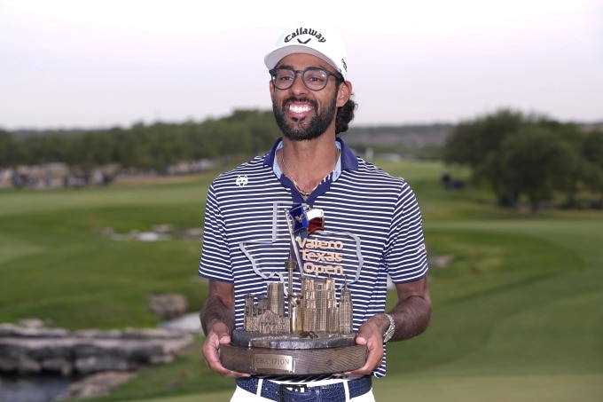 Bhatia nâng Cup vô địch Texas Open 2024 trên sân Oak par72 thuộc tổ hợp TPC San Antonio. Ảnh: AP