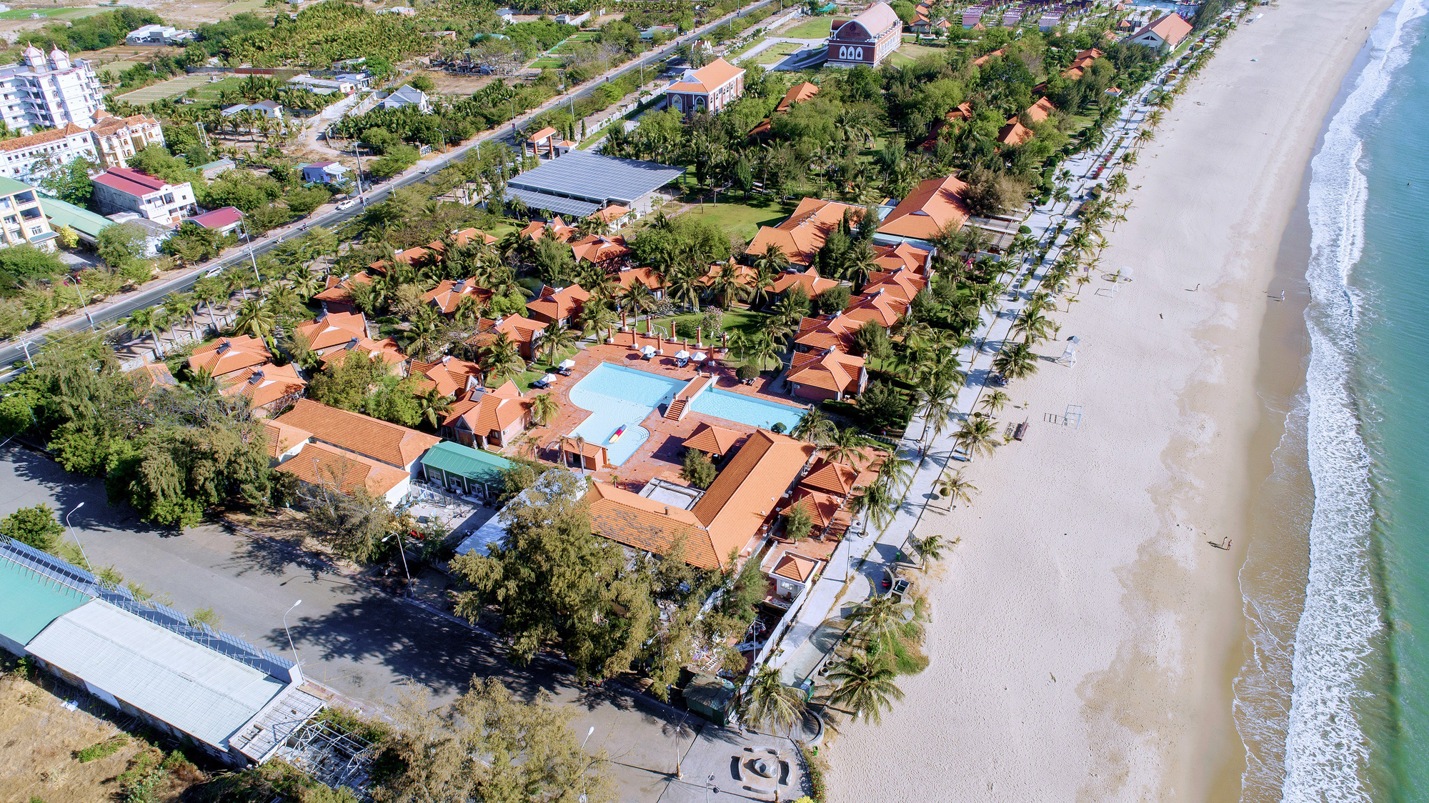 TTC Resort - Ninh Thuận nằm dọc bờ biển Ninh Chử, lưu giữ nét văn hóa Chăm Pa qua từng khuôn gạch. Ảnh: Đ.H