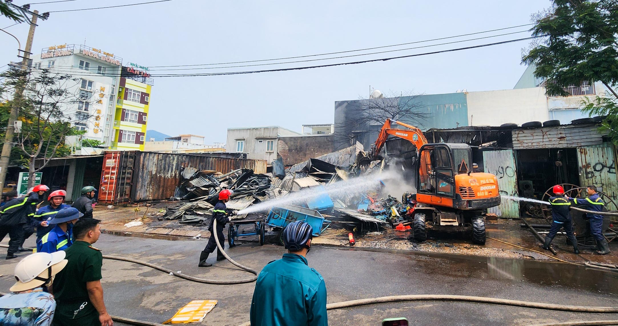 Nhiều đơn vị địa phương gồm công an, biên phòng, dân quân tự vệ... cùng tham gia chữa cháy