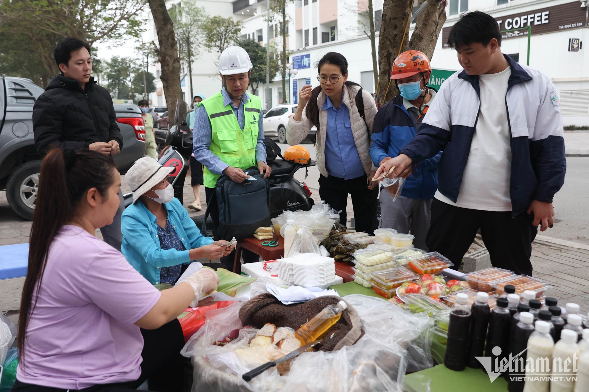 Phía sau chuyện người dân Phú Thượng lái xế hộp bán xôi vỉa hè ảnh 11