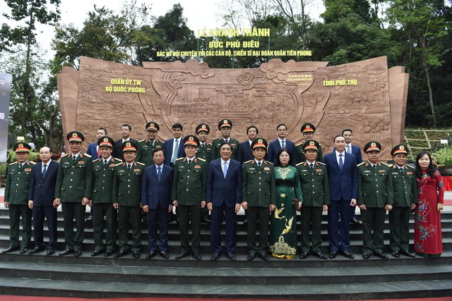 Khánh thành Bức phù điêu “Bác Hồ nói chuyện với cán bộ, chiến sĩ Đại đoàn Quân Tiên Phong” - Ảnh 6.