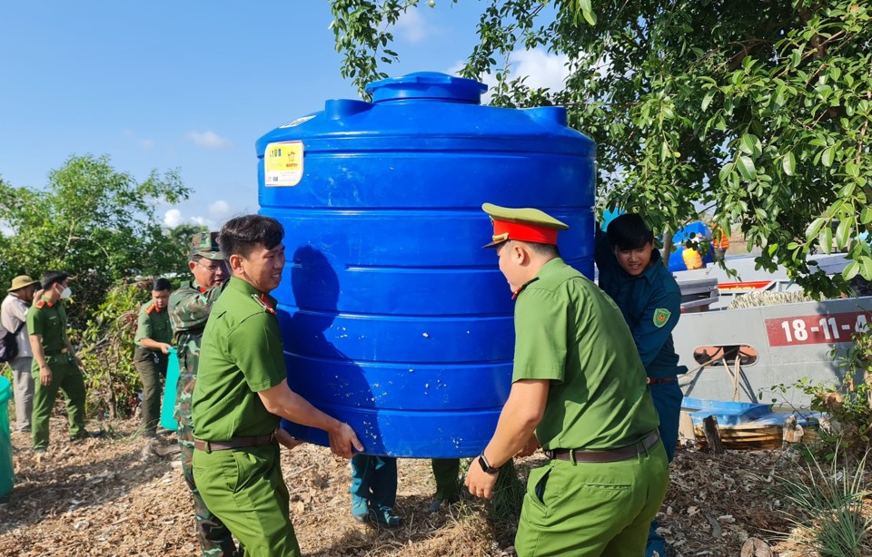 Ngo&agrave;i cung cấp nước ngọt, Lữ đo&agrave;n 659 c&ograve;n tặng h&agrave;ng trăm dụng cụ chứa nước cho người d&acirc;n C&agrave; Mau. (CTV)